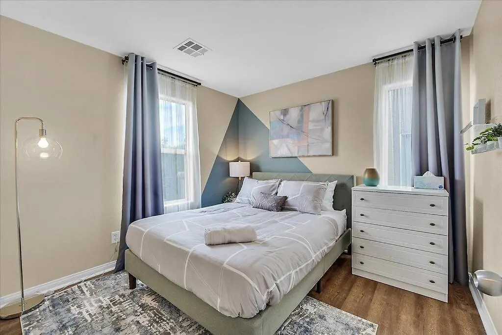 King Bed In Master Suite! Лас-Вегас Дом отдыха